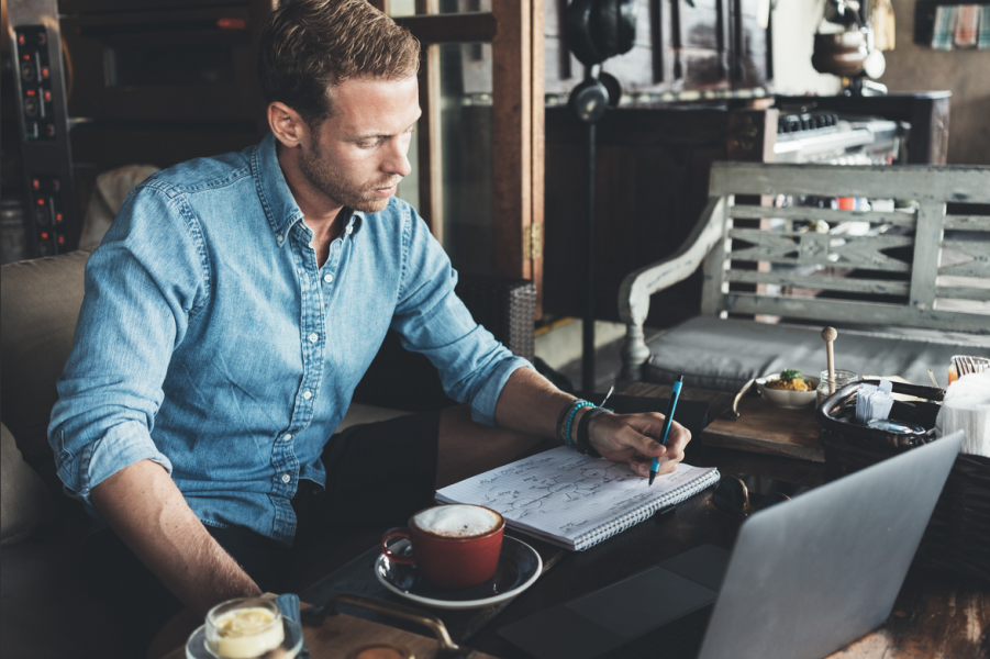 Przerwy w pracy przy komputerze – ile ich tak naprawdę przysługuje?