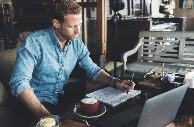 Przerwy w pracy przy komputerze – ile ich tak naprawdę przysługuje?