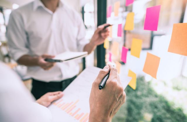 Programy rozwojowe w firmie – jak je wdrożyć, by zwiększyć zaangażowanie i efektywność zespołu?