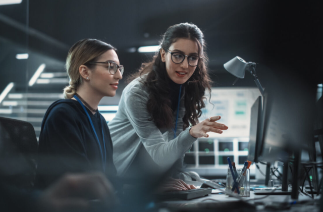 Czym jest shadowing? Poznaj skuteczną metodę rozwoju firmy