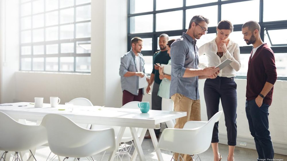 Aktywne biurka – stojąca rewolucja w miejscu pracy