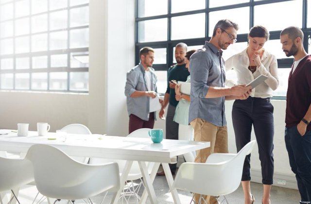 Aktywne biurka – stojąca rewolucja w miejscu pracy